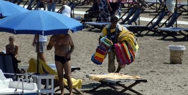 Venditori ambulanti sulla spiaggia di Viareggio 