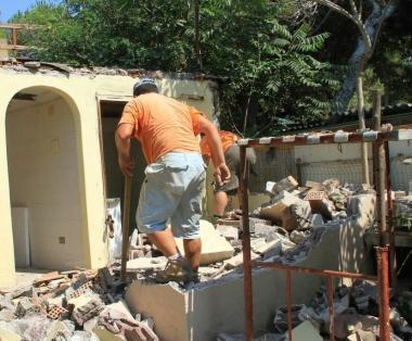 <b>FENIGLIA.</b> Operai al lavoro su una casetta abusiva 