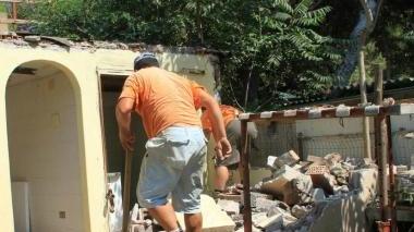 <b>FENIGLIA.</b> Operai al lavoro su una casetta abusiva