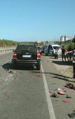 A sinistra l’incidente dove ha perso la vita il giovane rosignanese nel luglio 2008