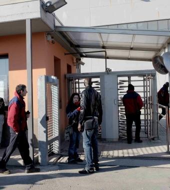 Lingresso del magazzino; sotto il sindaco di Montopoli Alessandra Vivaldi 