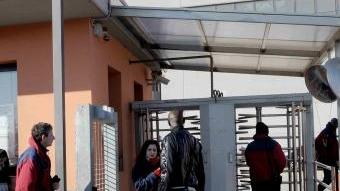 L’ingresso del magazzino; sotto il sindaco di Montopoli Alessandra Vivaldi