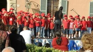Un momento dell’esibizione dei bambini a Calci