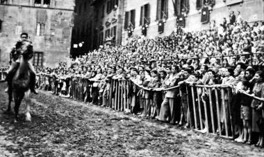 Sopra, Vauro, oggi in piazza della Sapienza a fianco la Giostra dellOrso negli anni&nbsp;50 