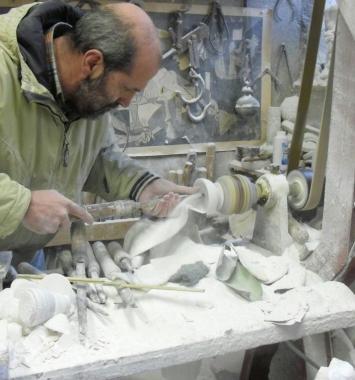 <b>MAESTRO ALABASTRAIO </b>Roberto Chiti al lavoro 