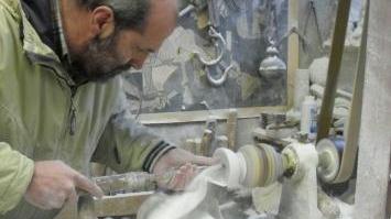 <b>MAESTRO ALABASTRAIO </b>Roberto Chiti al lavoro