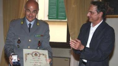 Il colonnello Defila col sindaco