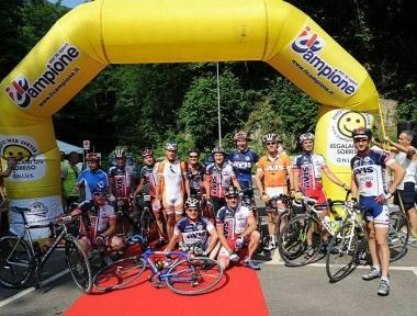 Un gruppo di ciclisti al traguardo a Boccadirio 