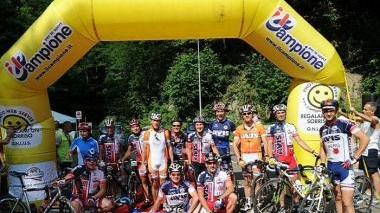 Un gruppo di ciclisti al traguardo a Boccadirio