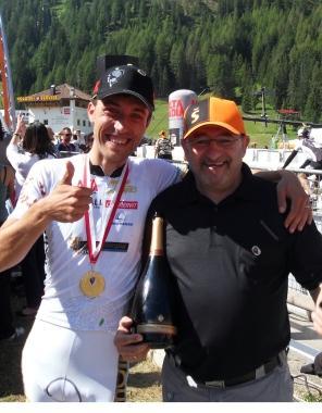 Luigi Salimbeni festeggiato dallo sponsor Giuseppe Bolis 