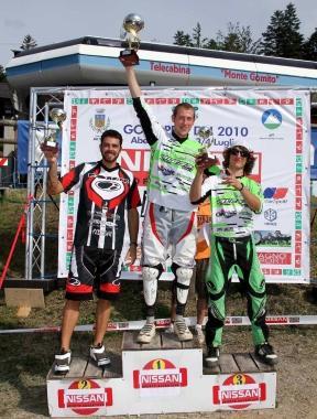 Il podio della gara abetonese di downhill al centro Claudio Barreca, vincitore della sesta tappa del campionato 