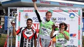 Il podio della gara abetonese di downhill al centro Claudio Barreca, vincitore della sesta tappa del campionato
