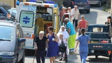 I volontari aiutano gli anziani ad allontanarsi dalla casa di riposo