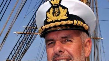 In alto gli allievi schierati sul ponte della nave scuola Sotto Giorgio Trossarelli comandante della Vespucci