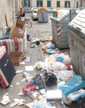 Il degrado ieri in via Trento 