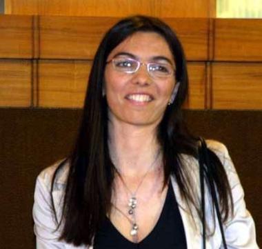 Lassessore Carmen Menchini a fianco una veduta del litorale   