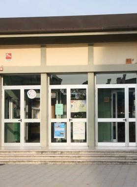 <b>MEDIA. </b>Lingresso della scuola Viani   