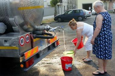 Lautobotte di Acque nel piazzale del circolo di S. Andrea 