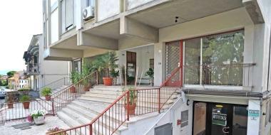 <b>SPACCATO.</b> Via Bonellina, sede Pd, dove ieri si sono riuniti i vertici. Sopra Gonfiantini 