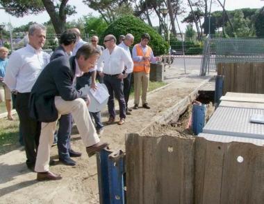 Il sindaco e gli assessori a Tirrenia il giorno in cui furono presentati i cassonetti interrati 