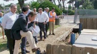 Il sindaco e gli assessori a Tirrenia il giorno in cui furono presentati i cassonetti interrati