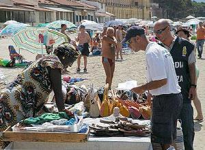 Raffica di multe ai venditori che offrono merce in spiaggia