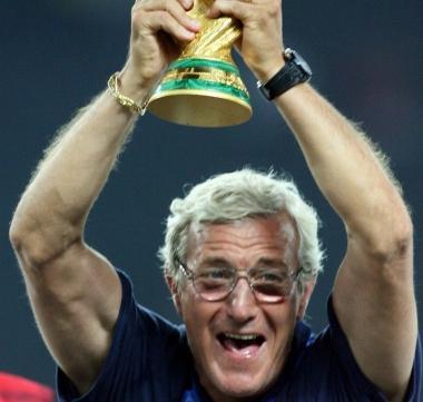 Marcello Lippi la sera del trionfo per il Mondiale 2006 e a fianco l’ex ct al Twiga
