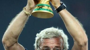 Marcello Lippi la sera del trionfo per il Mondiale 2006 e a fianco l’ex ct al Twiga