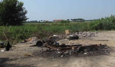 A fuoco roulotte, paura nella notte in via Aiaccia
