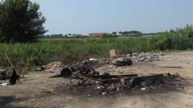 A fuoco roulotte, paura nella notte in via Aiaccia