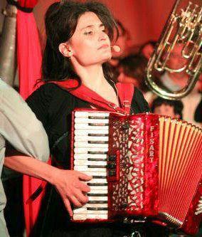 Maila alla fisarmonica durante lo spettacolo    