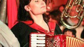 Maila alla fisarmonica durante lo spettacolo