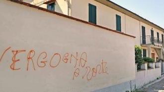 La scritta che comparve l’anno scorso sul muro della canonica