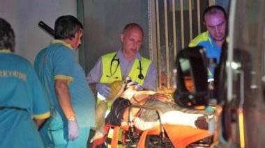 Il senza tetto viene portato in ospedale