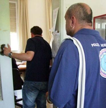 Gli uomini della polizia scientifica al lavoro in Tribunale 