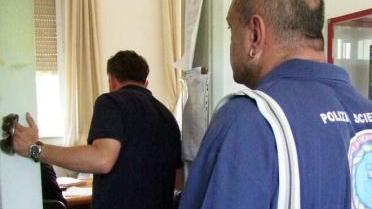 Gli uomini della polizia scientifica al lavoro in Tribunale