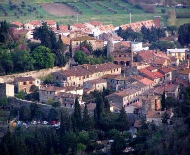 Una veduta del borgo di Suvereto   