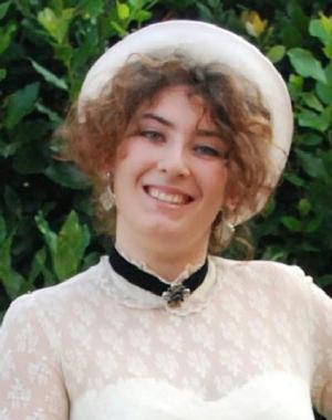 Primo piano di Lucrezia Carosi e, a sinistra, unimmagine mentre indossa labito depoca  