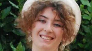 Primo piano di Lucrezia Carosi e, a sinistra, un’immagine mentre indossa l’abito d’epoca
