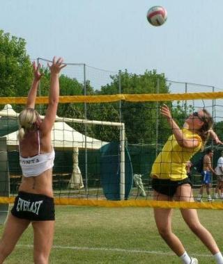 <b>FESTA. </b>Una partita di green volley 