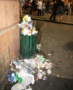 <b>DEGRADO. </b>Bidoni colmi di rifiuti in centro  
