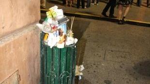 <b>DEGRADO. </b>Bidoni colmi di rifiuti in centro
