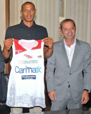 Capitan Toppo insieme allad Capecchi durante la presentazione della maglia 2009-2010, lultima col marchio della famiglia Carrara 