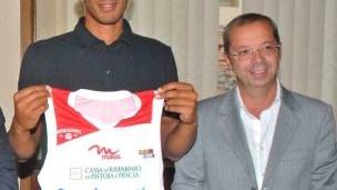 Capitan Toppo insieme all’ad Capecchi durante la presentazione della maglia 2009-2010, l’ultima col marchio della famiglia Carrara