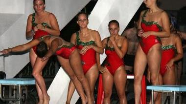 Una esibizione di nuoto sincronizzato durante la festa nella piscina di via Roma