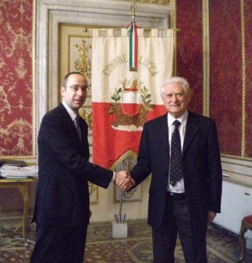 Il direttore del carcere Francesco Ruello in un incontro con il sindaco Mauro Favilla  