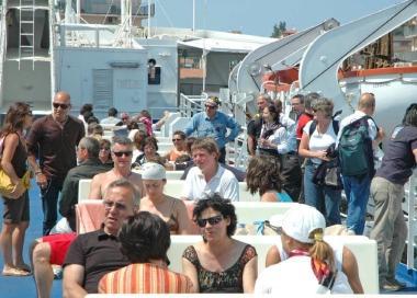 Il presidente degli albergatori De Ferrari, sopra turisti sul traghetto 