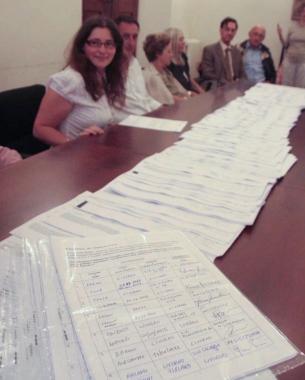 Francesca Pritoni alla consegna delle firme per il referendum 