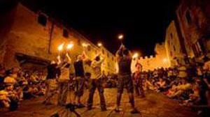 Cinque notti magiche con artisti di strada e artigiani del teatro