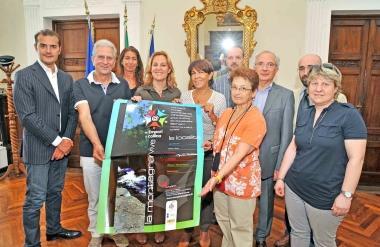 Foto di gruppo per la presentazione degli empori e di internet in collina 